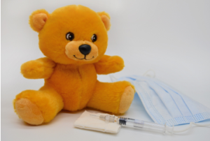 Een afbeelding van een teddybeer, een injectiespuit en een masker